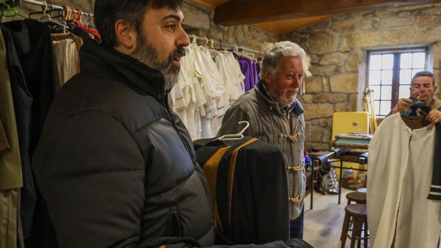 Los vecinos de Paradela, en la Casa da Fábrica. | Iñaki Abella