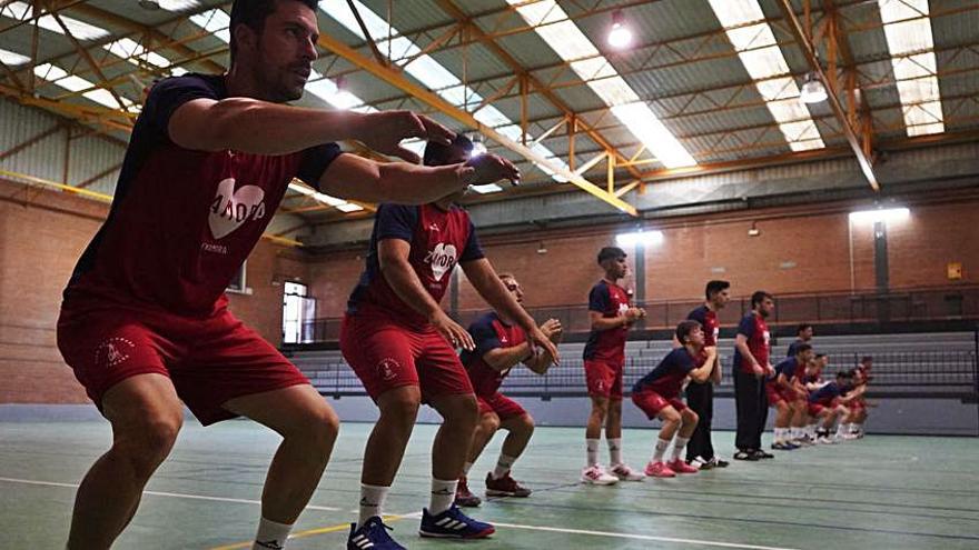 Los jugadores del BM Zamora realizan un ejercicio de calentamiento. |