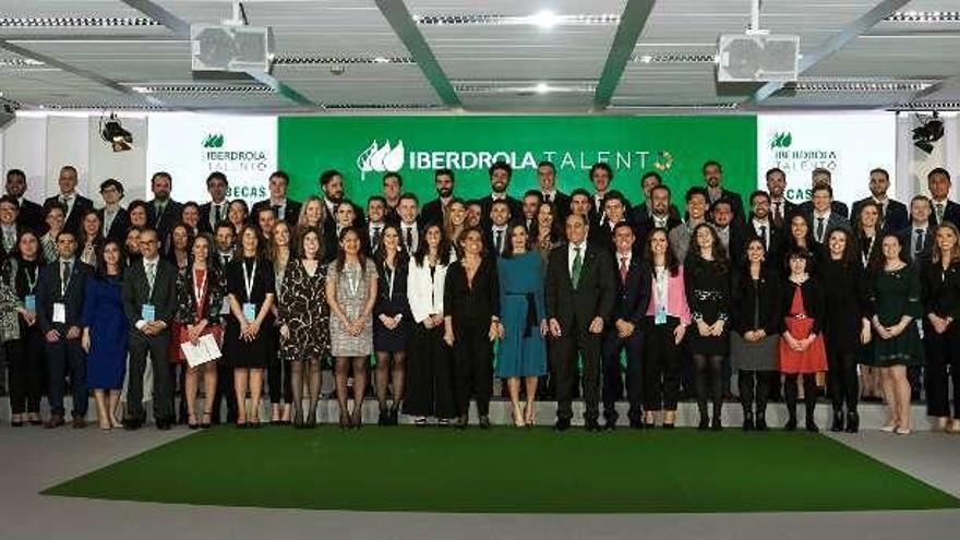 Fotografía de familia de la reina Letizia con los becados por Iberdrola.