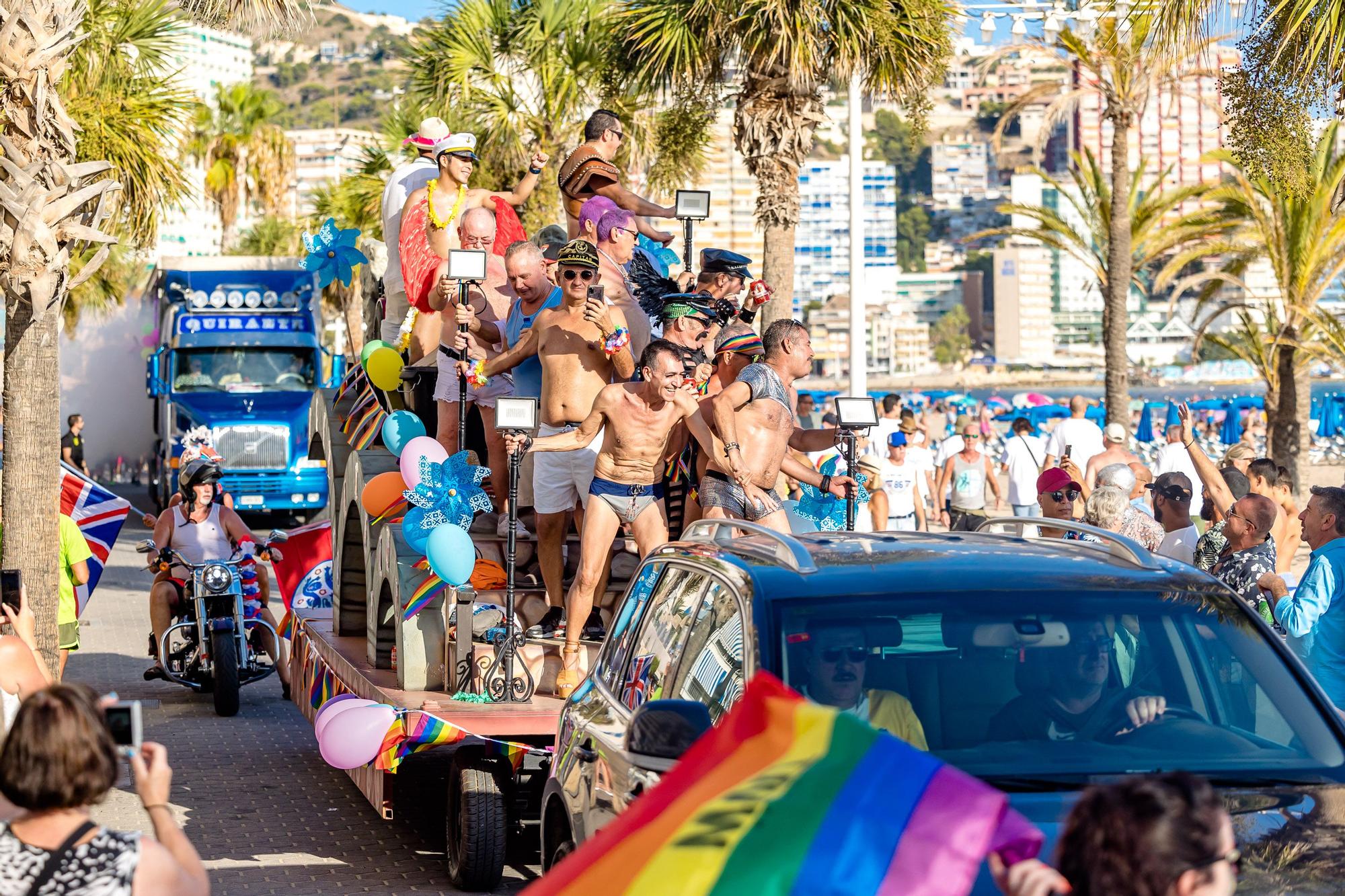 Como en ediciones anteriores, The Parade ha comenzado esta tarde desde el Rincón de Loix, recorriendo el Paseo de la Playa de Levante Levante y un tramo de la avenida Mediterráneo hasta alcanzar el auditorio Julio Iglesias del Parque de l’Aigüera donde se ha continuado la fiesta.