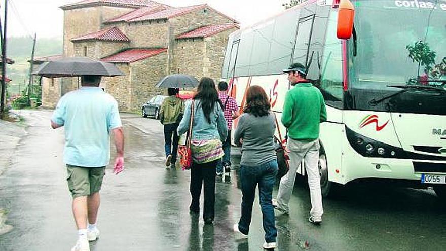 Varios turistas junto al autobús en una de las paradas de la ruta.