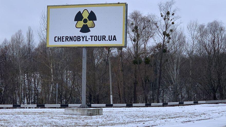 Anuncio junto a la carretera hacia la frontera con Bielorrusia donde se ofrecen tours a la central de Chernobil.