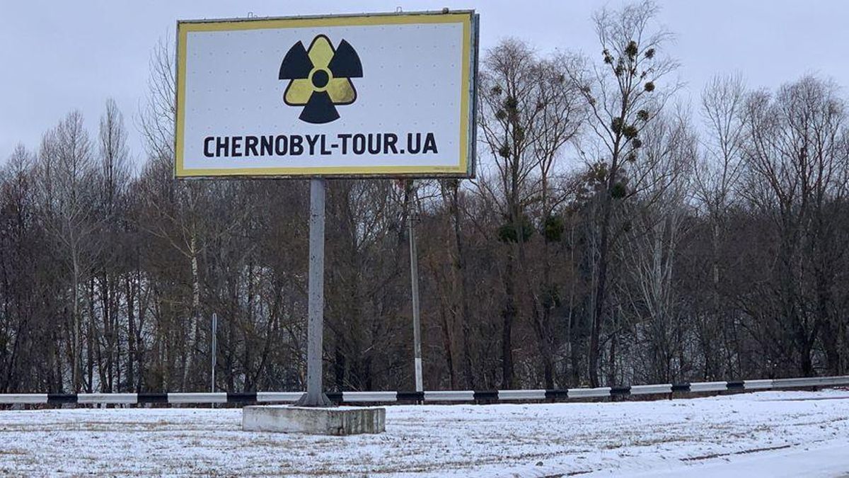 Anuncio junto a la carretera hacia la frontera con Bielorrusia donde se ofrecen tours a la central de Chernobil.