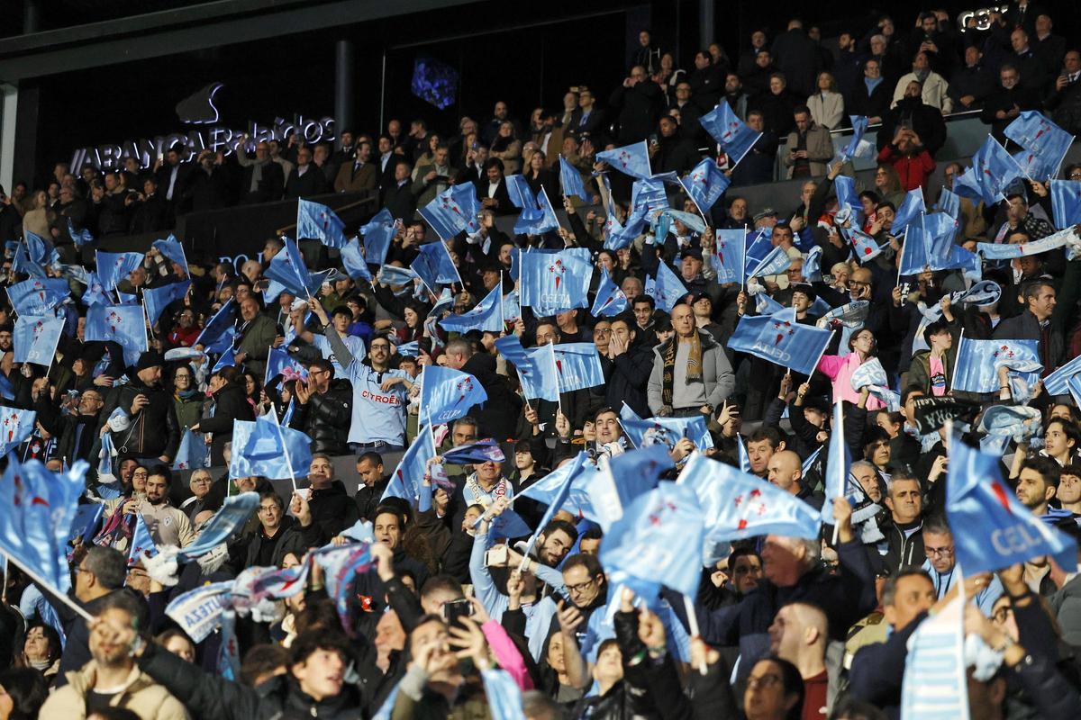 Banderas celestes ondeadas por aficionados del Celta en Balaídos