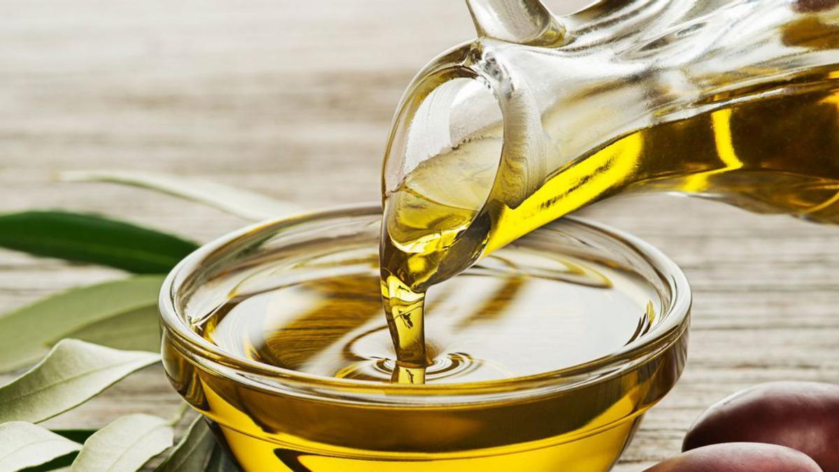 L’oli d’oliva verge extra és la principal font de greix de la dieta mediterrània  | GETTY IMAGES