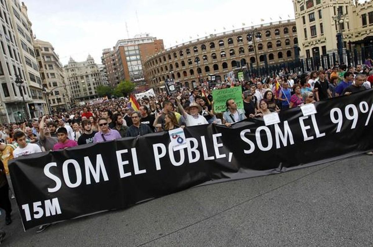 A València centenars de persones van sortir al carrer amb la pancarta que va encapçalar la manifestació, ’Som el poble, som el 99%’.