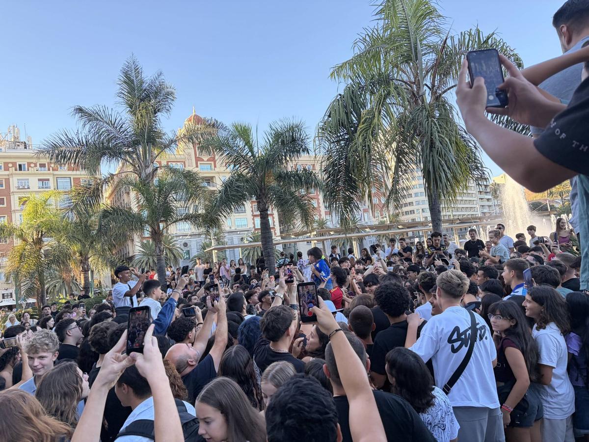 Batalla de 'farmear aura' en la Plaza de la Marina