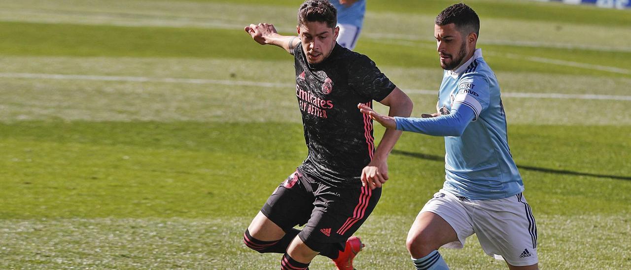 Aarón Martín disputa un balón a Fede Valverde en la reciente visita del Real Madrid a Balaídos. |  // R. GROBAS