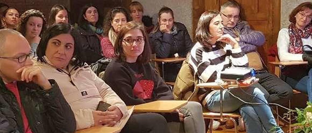 Asistentes al foro de debate A Cova do Trasno, organizado por la asociación GAM. // FDV