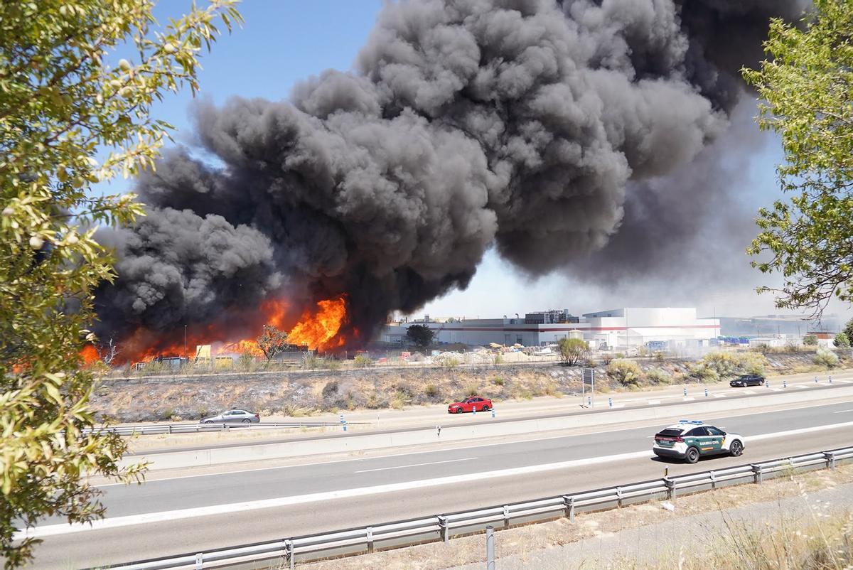 GALERÍA | Las imágenes del incendio en la planta de residuos Zaresa de Roales