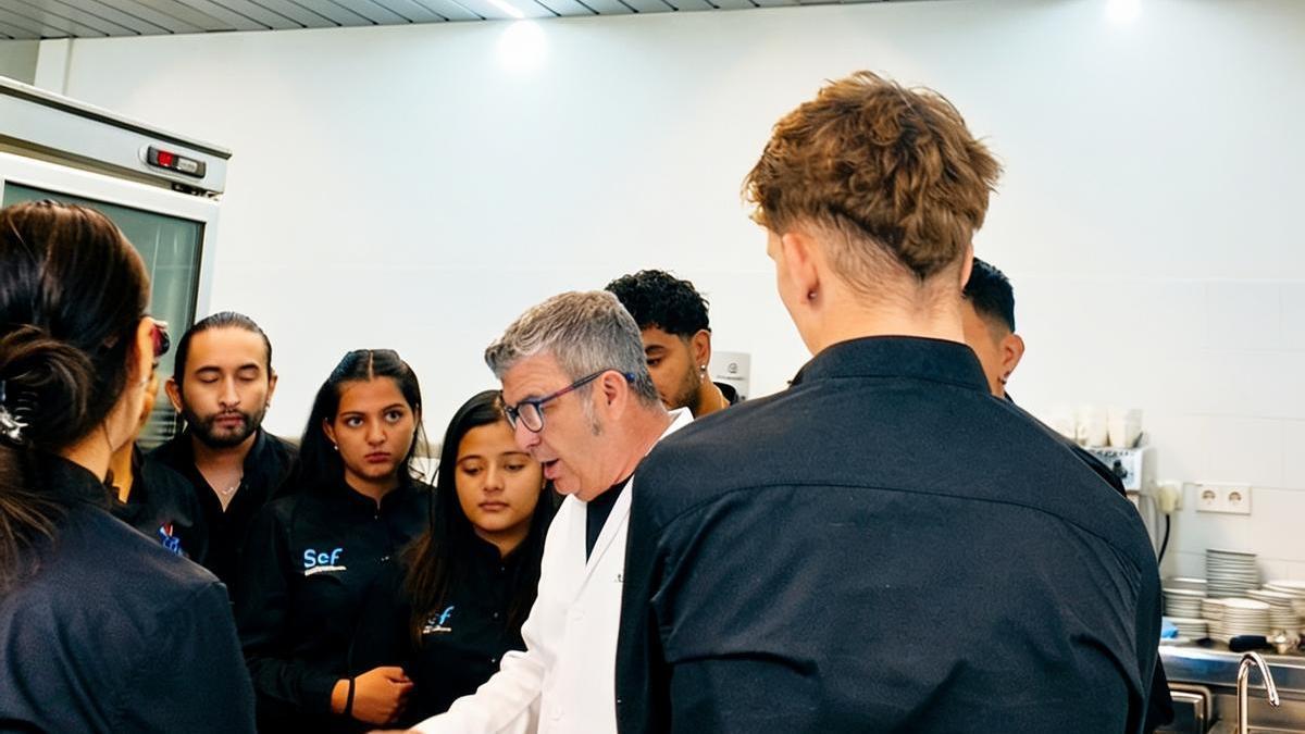 Un maestro enseña a un grupo de alumnos en un curso de hostelería.