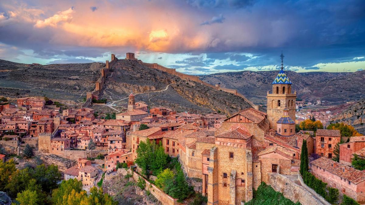 La muralla se alza sobre la cresta caliza que describe la montaña