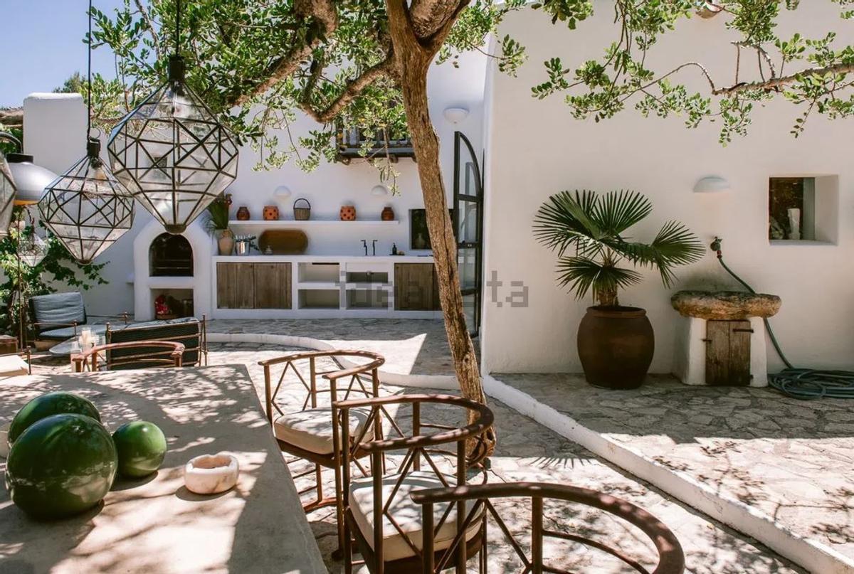 Así es una casa payesa del siglo XIX autosuficiente a la venta en Ibiza