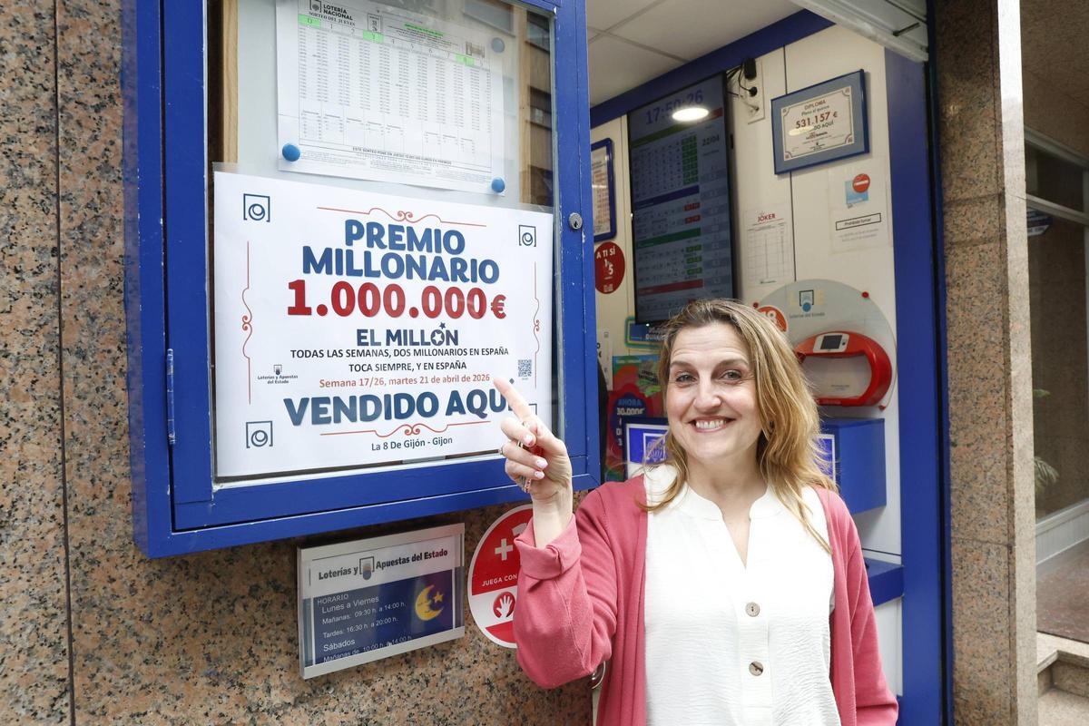 Inés Cabo, en su administración, con el cartel que acredita el reparto del premio.