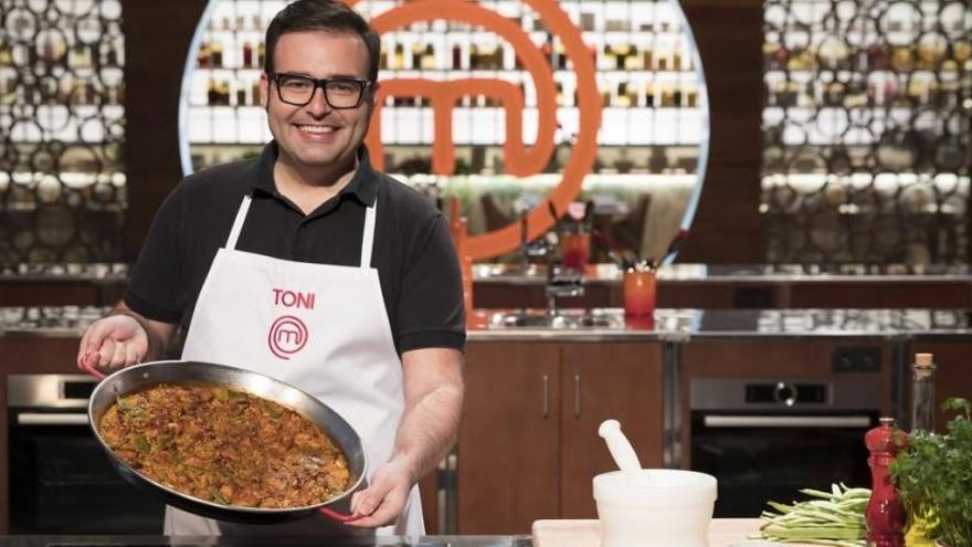 Isabel Bonig apoya a uno de los concursantes de la nueva edición de Masterchef