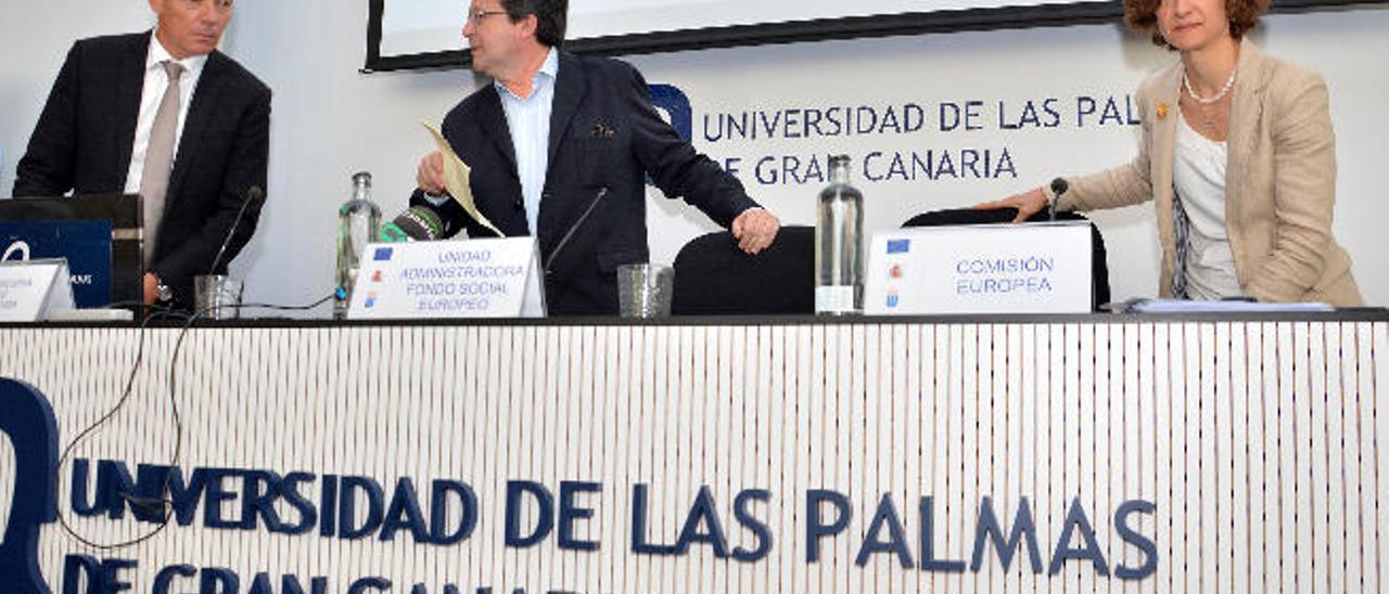 Luis Padilla (i), Juan Carlos Sánchez y Enma Toledano, ayer, en el rectorado en la capital grancanaria.