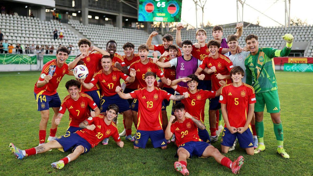 Los jugadores de la selección española sub-19 celebran su épico triunfo ante Alemania.