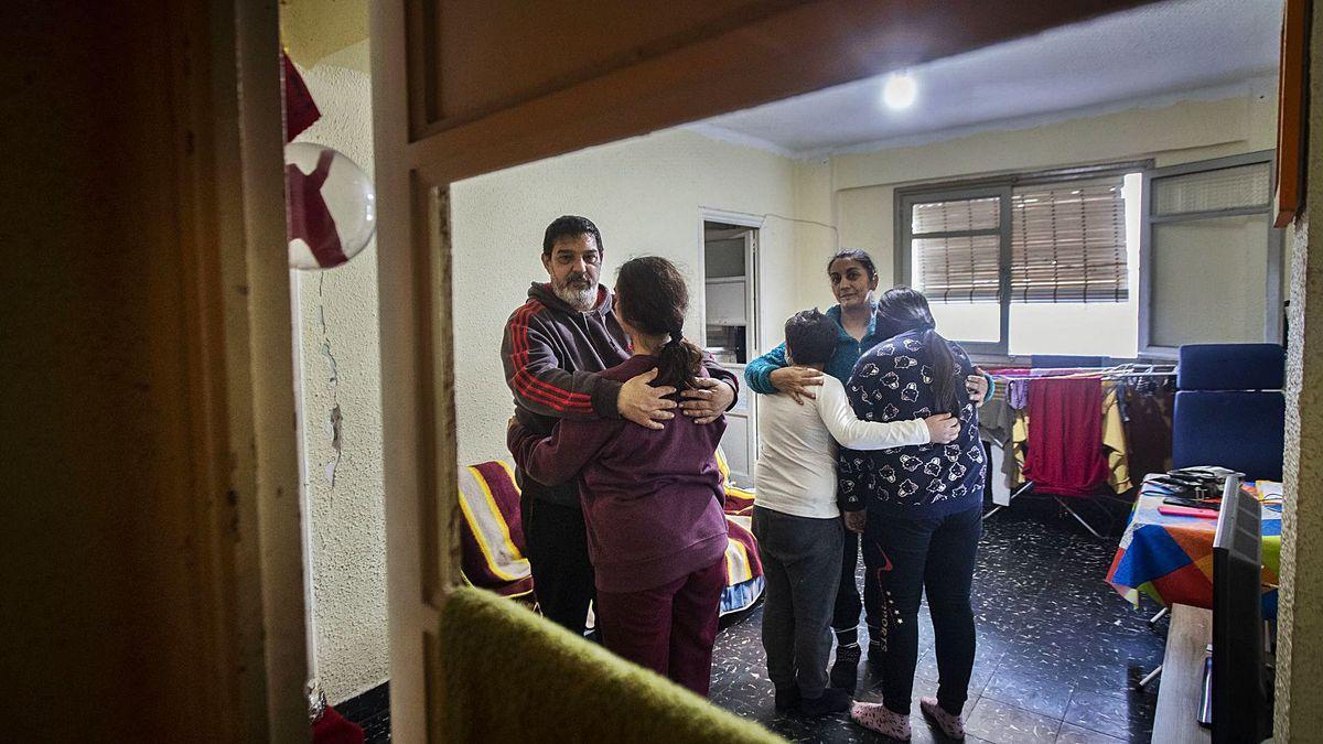 Una familia desahuciada en el barrio de Orriols, València.