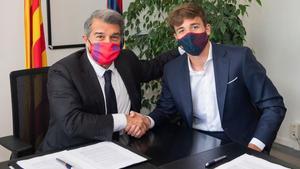 Laporta felicita a Nico González por su renovación con el Barça en las oficinas del Camp Nou.