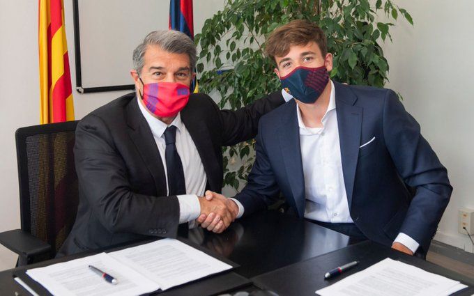 Laporta felicita a Nico González por su renovación con el Barça en las oficinas del Camp Nou.