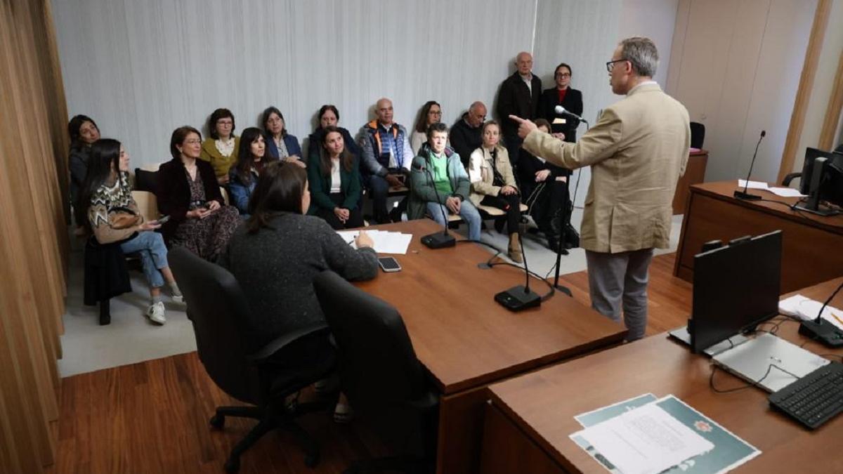 Asamblea de los letrados judiciales, esta mañana, en la Ciudad de la Justicia de Vigo