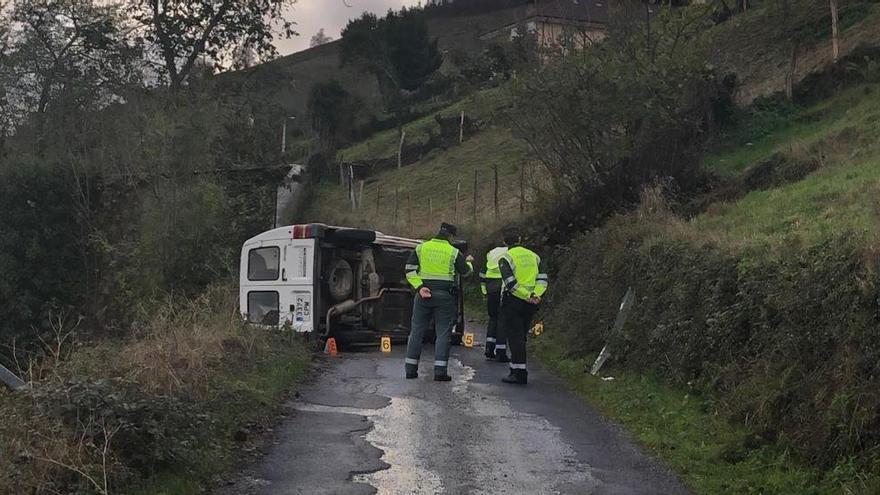 Muere una sexagenaria al salirse de la carretera con su coche en Cangas del Narcea