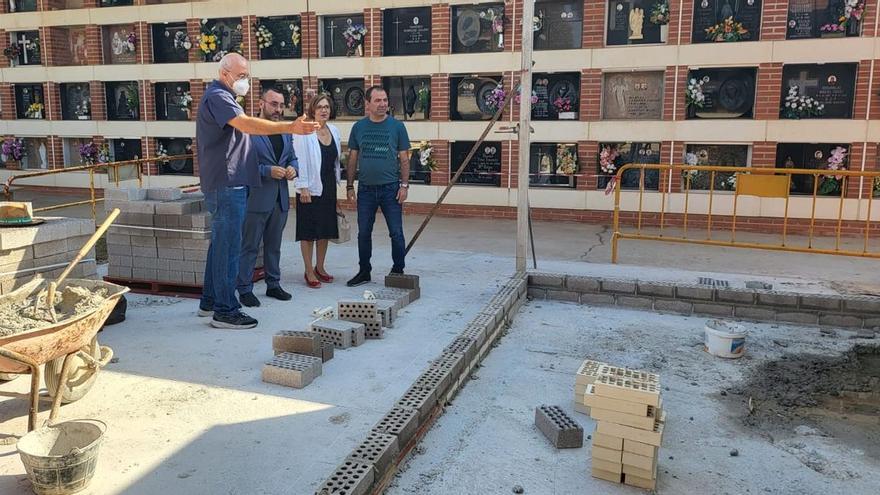 El alcalde Benlloch y los ediles Royo y Madrigal visitaron el cementerio para comprobar los problemas en obras.