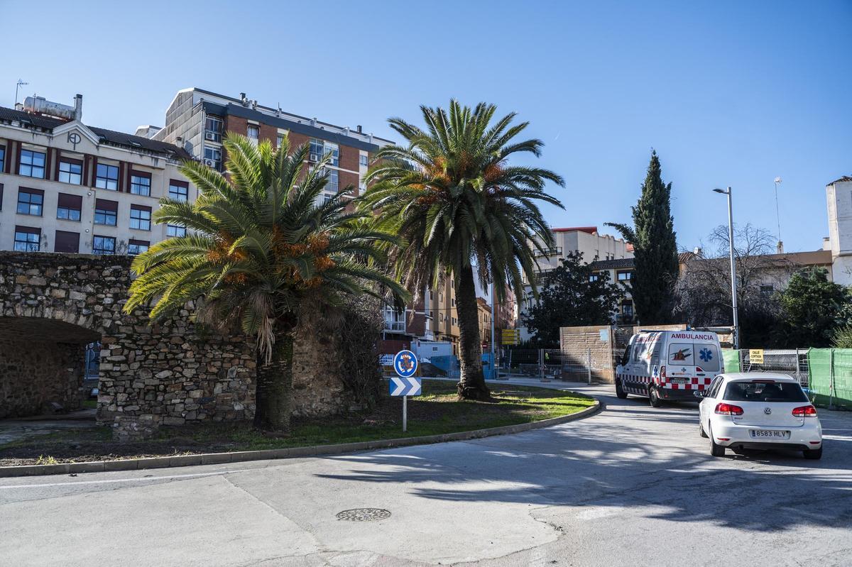 Vehículos en la Ronda de San Francisco, actualmente en obras.