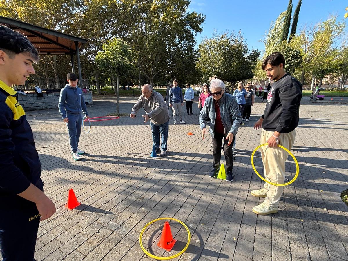 Una de las actividades en los paseos saludables del centro de salud Urbano I (Nueva Ciudad) de Mérida.