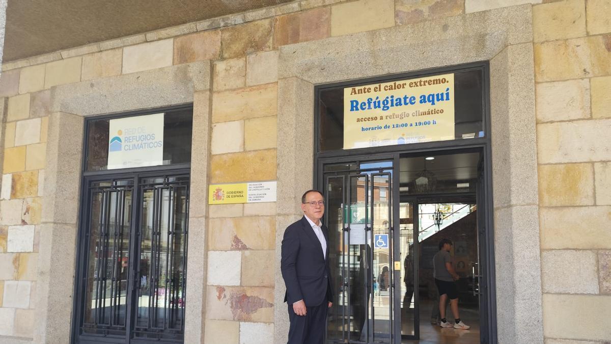 Refugio climático en el vestíbulo de la Subdelegación del Gobierno.