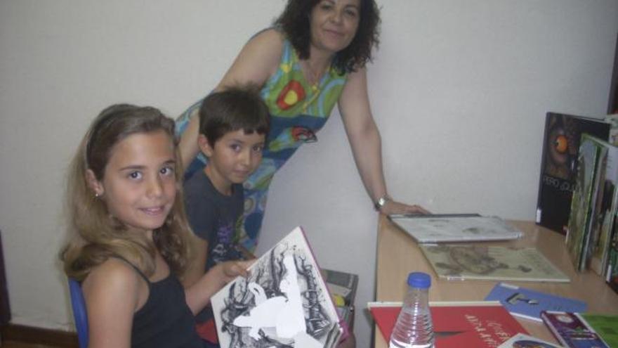 Dos niños, durante la jornada de animación a la lectura en Villaralbo.