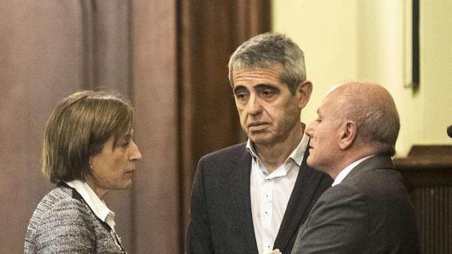 De izq. a dcha., la presidenta del Parlament, Carme Forcadell; el letrado mayor, Antoni Bayona; y el secretario general de la Cámara, Xavier Muro. // Efe