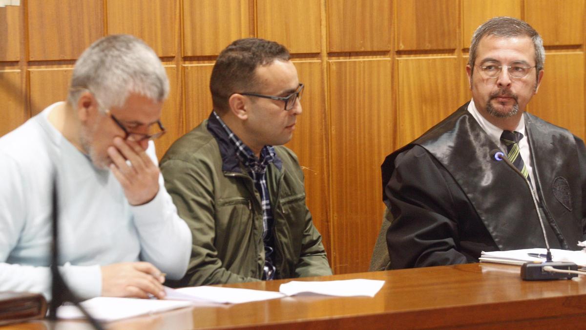 El condenado por el crimen de Mula, Adil R., con su abogado, Fermín Guerrero, en el juicio.