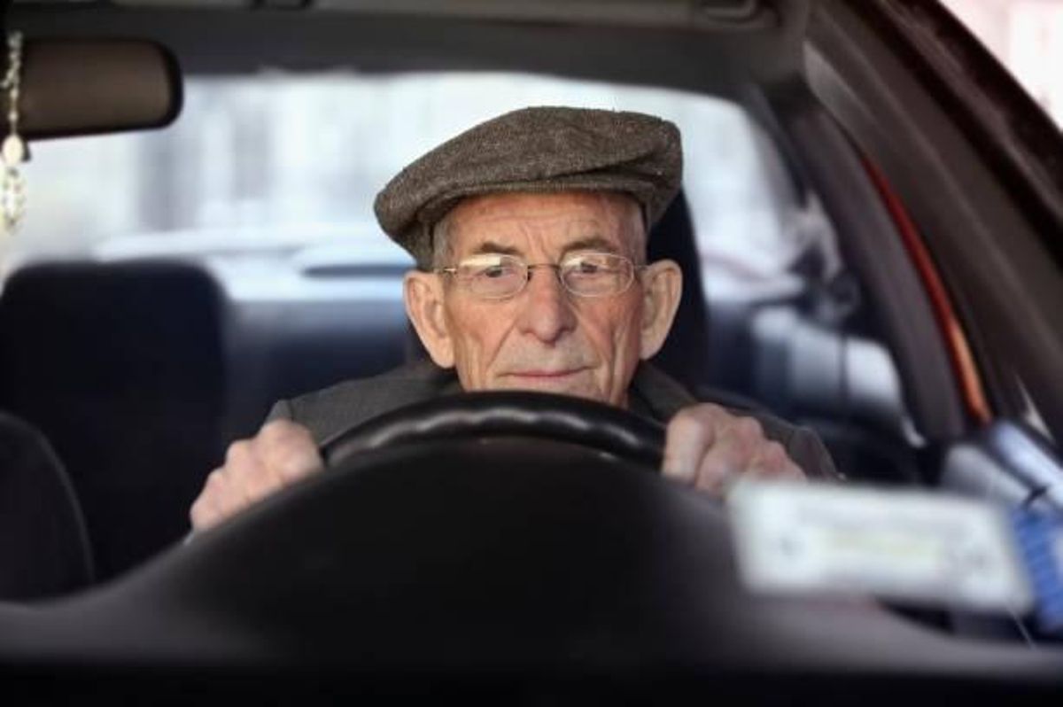 Hombre mayor al volante de su coche
