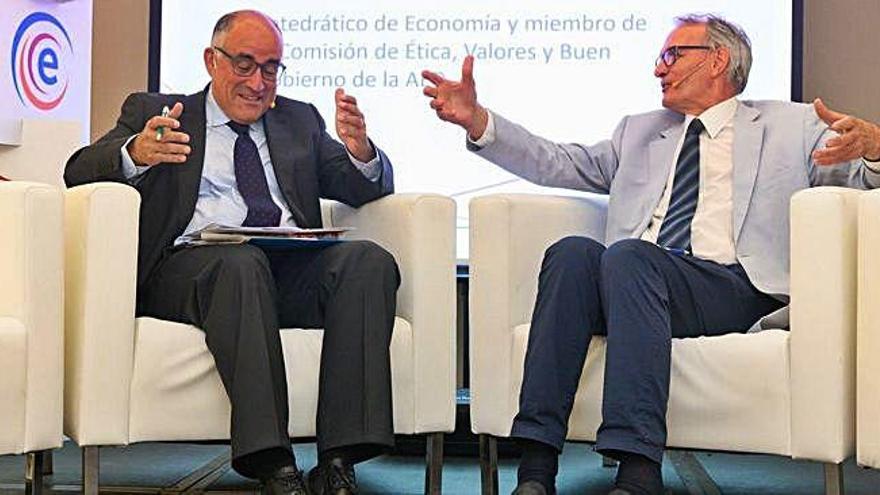 El catedrático Antón Costas (derecha), durante el diálogo que con carácter previo a su conferencia mantuvo con David Cova, miembro del Consejo de la Asociación Española de Directivos.