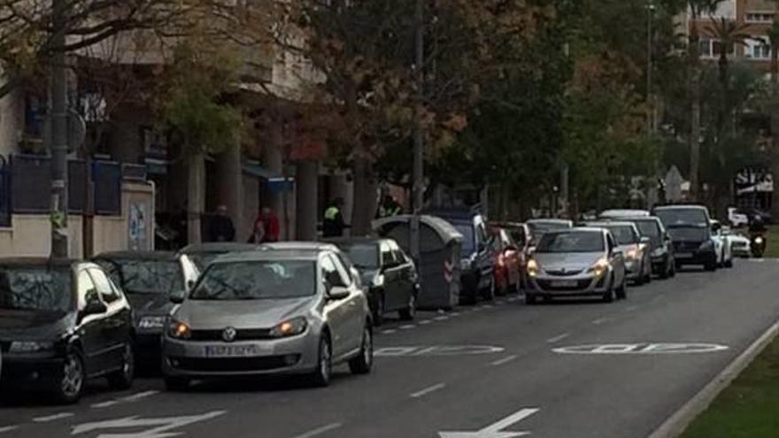 Critican que policías tomaran datos a un «sin techo» mientras  había coches en doble fila