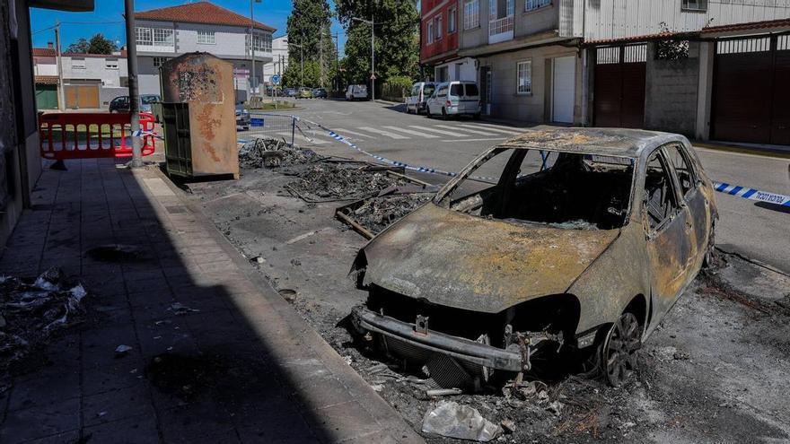 El incendio que calcinó un coche en la calle Os Olmos tuvo un precedente