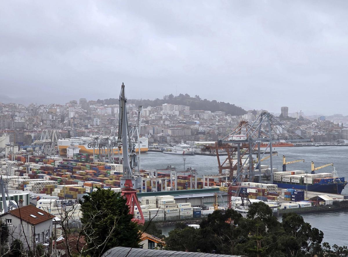 Tráfico de mercancías en el Puerto de Vigo en pleno temporal.