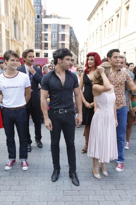 Los artistas del musical "Dirty dancing" hacen una exhibición en la calle en Gijón.