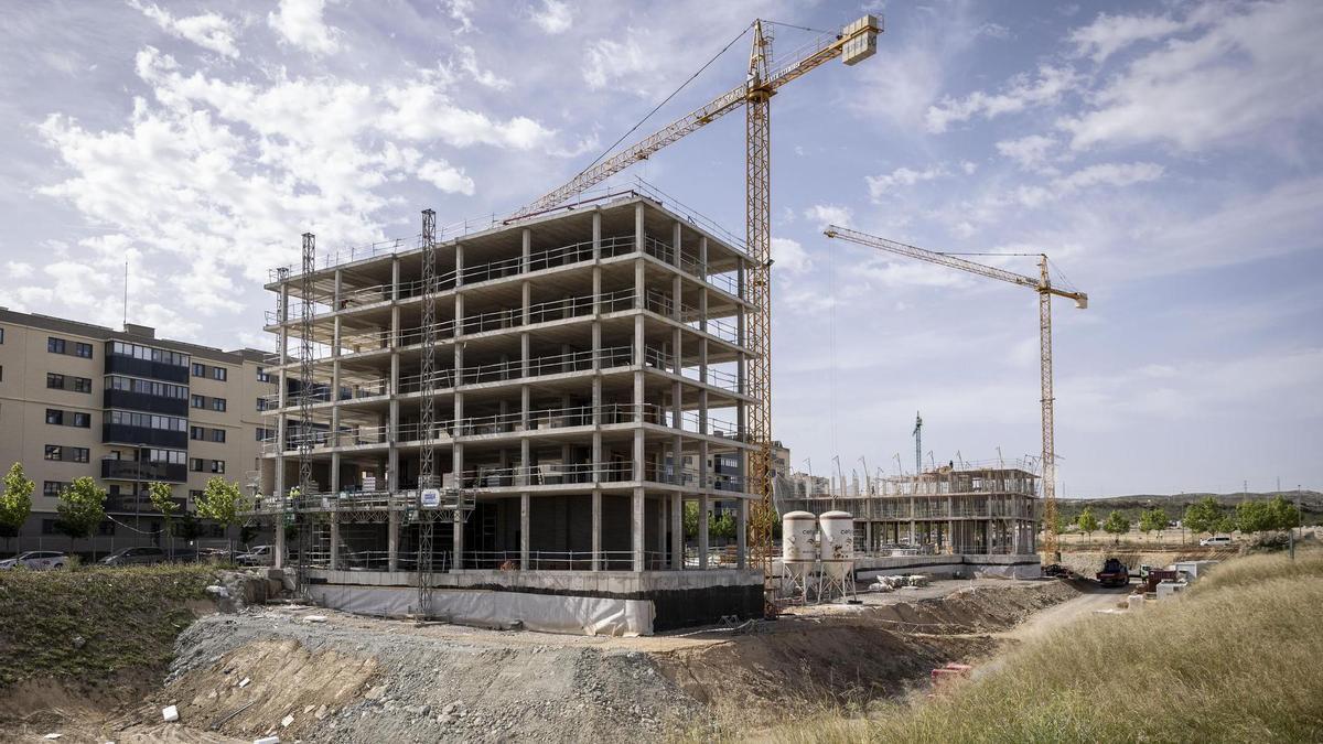 Obras de construcción de un edificio de viviendas en el barrio de Arcosur de Zaragoza.