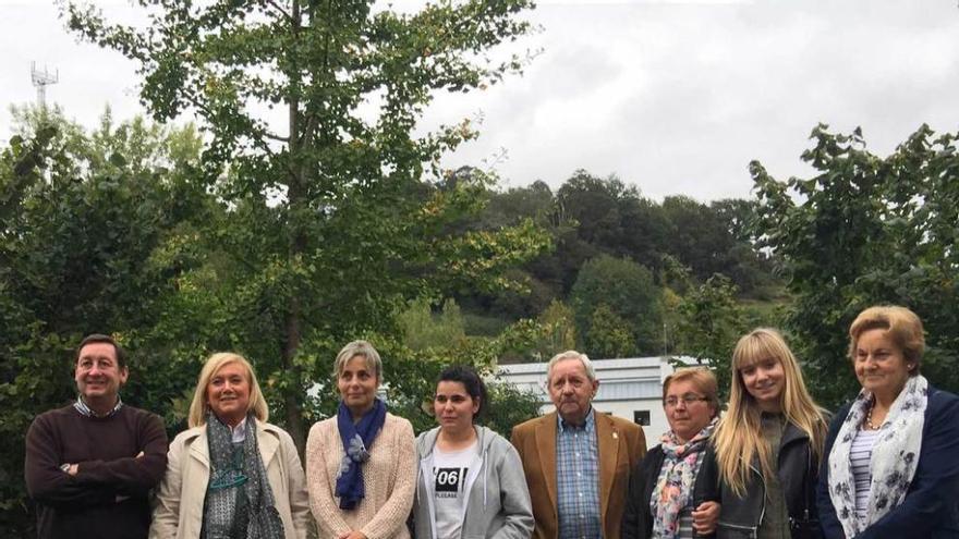 La directiva del PP de Piloña, ayer en Infiesto con los diputados.