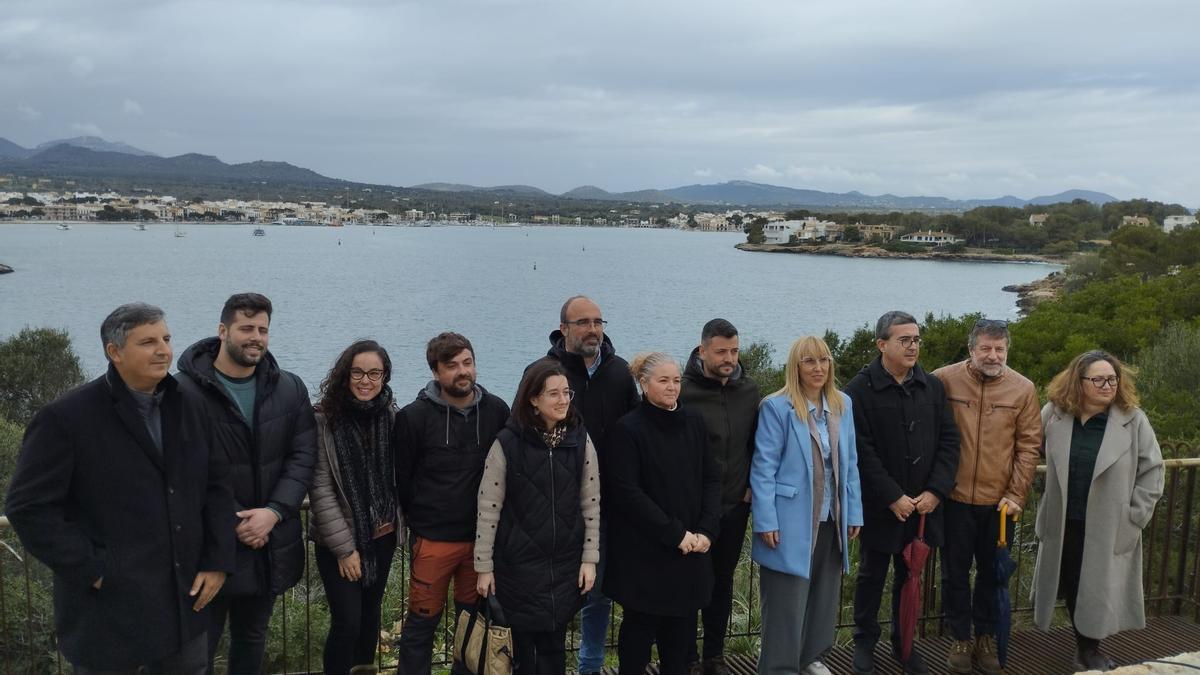 Foto de familia en la inauguración del mirador Josep A. Grimalt, este sábado