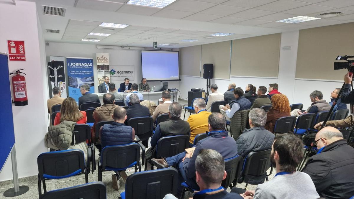 Inauguración de las jornadas sobre contratación pública en Puente Genil.