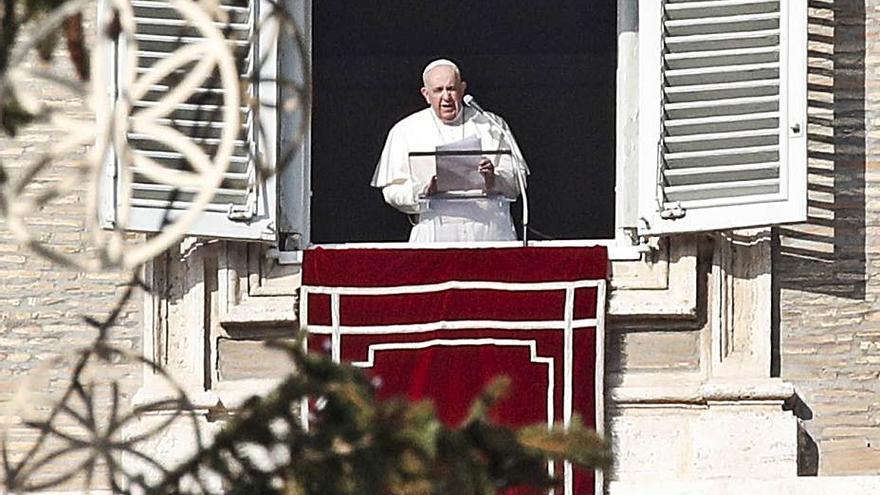 El Papa Francisco, ayer durante el rezo del Ángelus.   | // EFE
