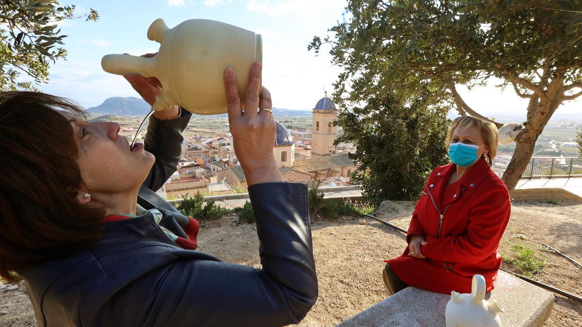 Agost se moviliza para evitar la desaparición de los botijos