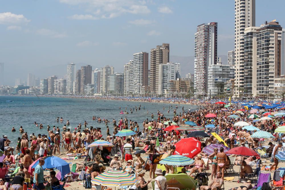 Los turistas aprovechan el buen tiempo del primer día de la Semana Santa