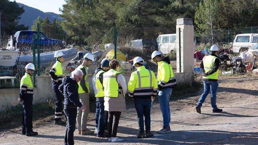 Comienza el operativo para limpiar el vertedero ilegal del pirata de Porroig en Cala Tarida