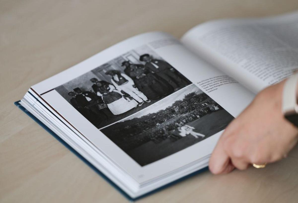 Imágenes de los ibicencos que participaron en 1912 en una ‘ballada’ benéfica en el Parc Güell, en Barcelona. | T.E./ LAS FOTOS DEL LIBRO CEDIDAS POR ARXIU FOTOGRÀFIC DE BARCELONA Y ARXIU NACIONAL DE CATALUNYA
