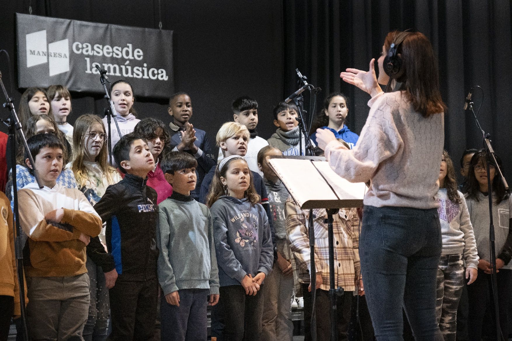 Alumnes de cinquè de primària de l'escola La Séquia de Manresa dediquen una cançó a les dones