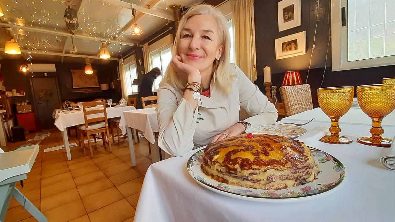 Teresa Camacho, guisandera al frente de los fogones del Bar Camacho en Anieves (Oviedo), ante su tarta de frixuelos, una de sus especialidades.